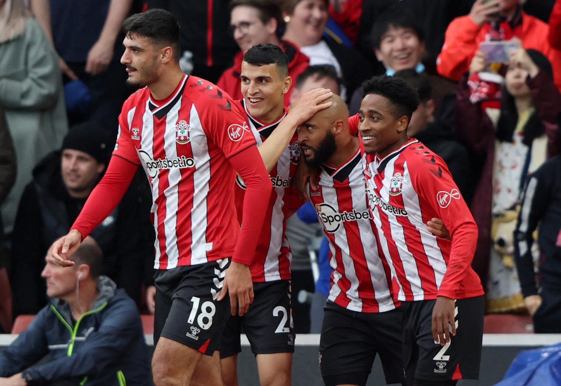 半场战报：尤文2-1卡利亚里，伊尔迪兹双响，弗拉霍维奇伤退（半场速递：尤文2-1领先卡利亚里，伊尔迪兹梅开二度，弗拉霍维奇因伤离场）