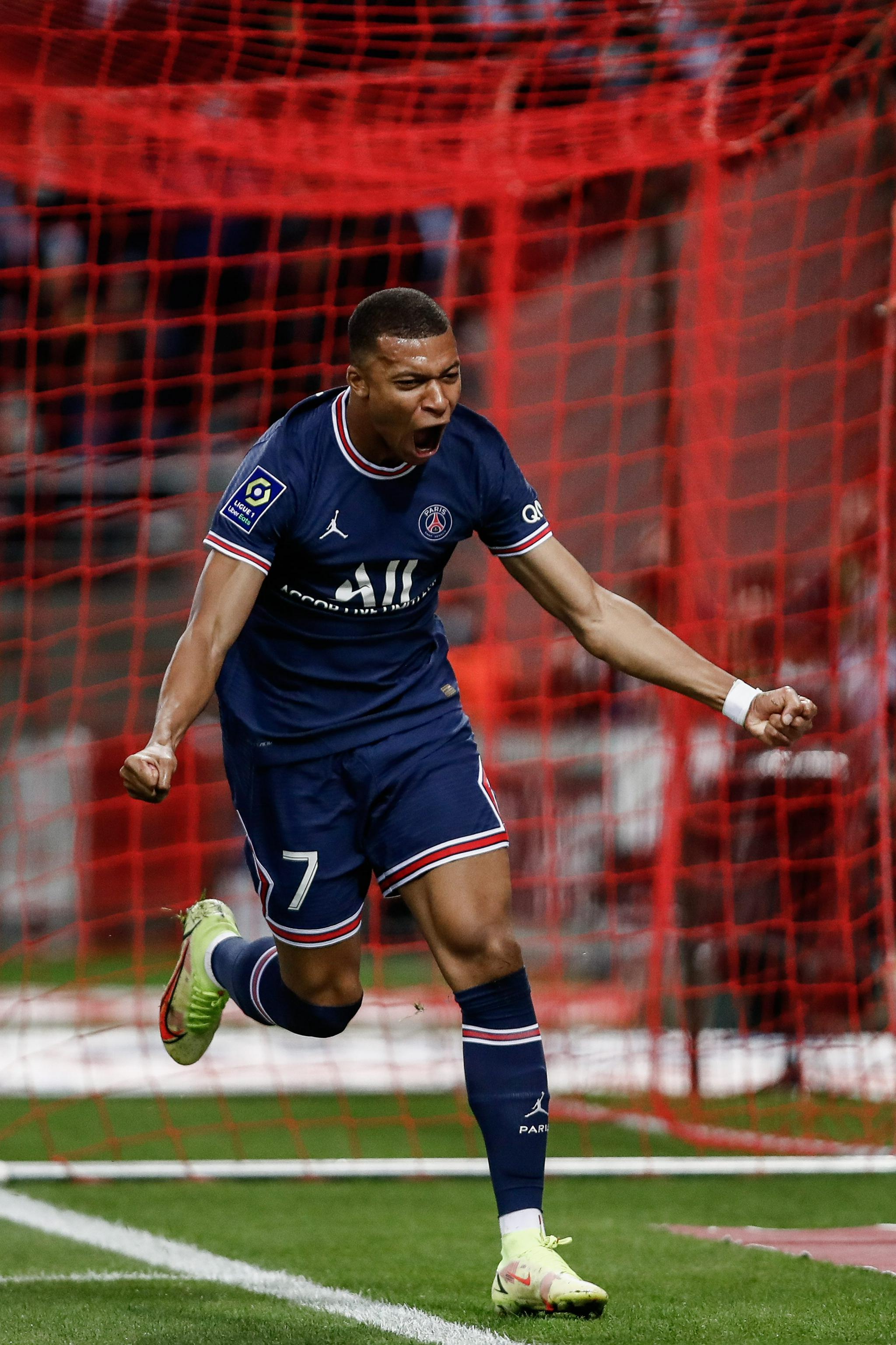 祝福！全北现代国脚宋旻揆与电竞主持人郭珉瑄步入婚姻殿堂（喜讯：全北现代国脚宋旻揆与电竞主持人郭珉瑄喜结连理）