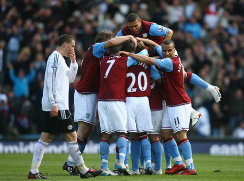 调皮二娃上线，穆勒庆祝夺冠时和25号队友高尔德顶牛假装受伤（穆勒夺冠庆祝与25号高尔德顶牛嬉闹，二娃调皮上演装伤）