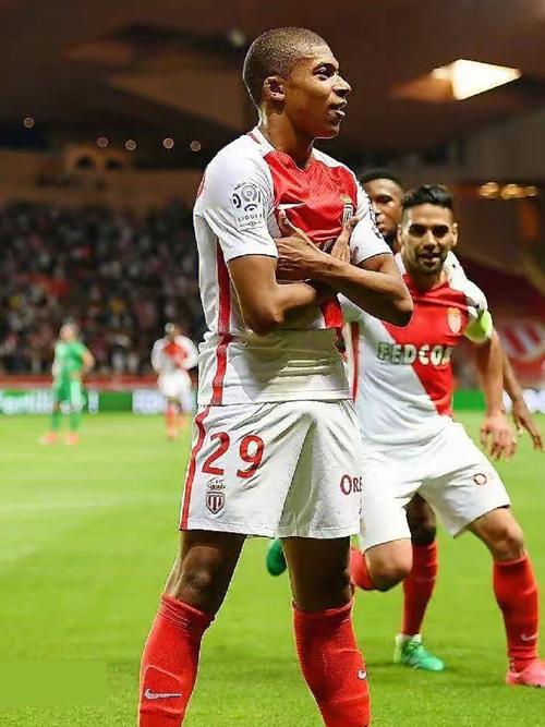 2025中超最佳阵容：蓉城4人入选，法比奥等8名外援在列（2025中超最佳阵容揭晓：蓉城4将入选，含法比奥在内共8名外援）