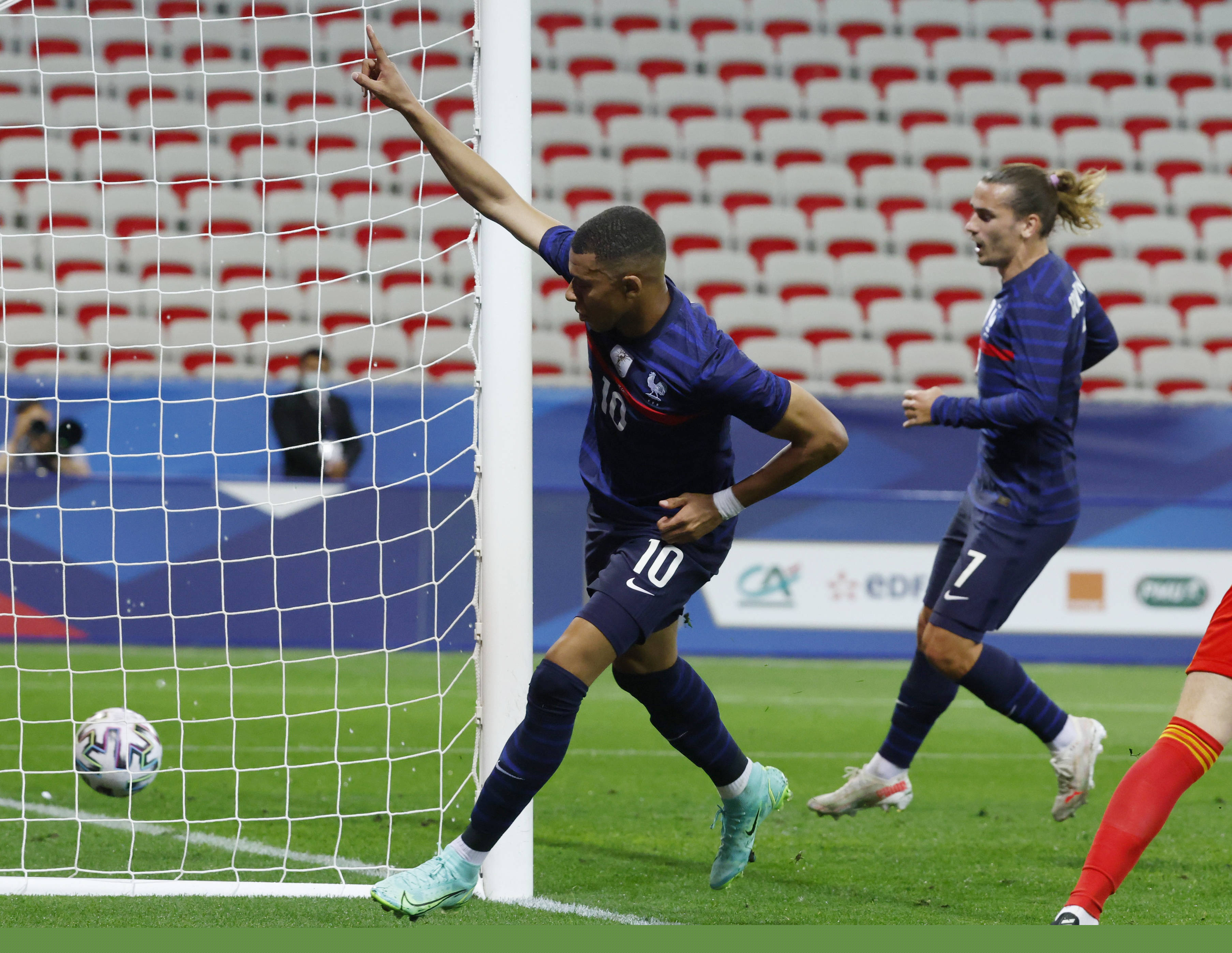 伤愈复出，阿方索-戴维斯时隔262天再度为拜仁出战（阿方索-戴维斯伤愈归队，阔别262天再披拜仁战袍）