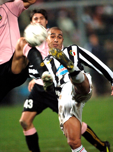 周定洋入围亚冠最佳球员，但因限薪令遭拒，欲重返欧洲或改身份寻求更高薪资。（周定洋跻身亚冠最佳候选，却因限薪遭拒，拟重返欧洲或改身份谋更高薪资）