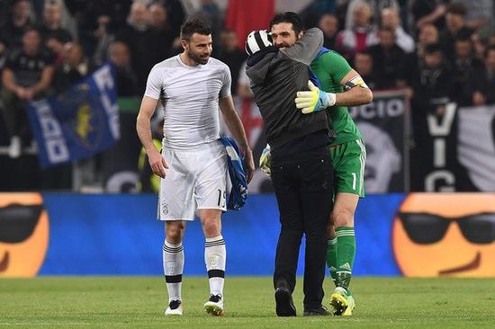 前利物浦后卫马蒂普退役后首亮相，现身沙尔克04广告