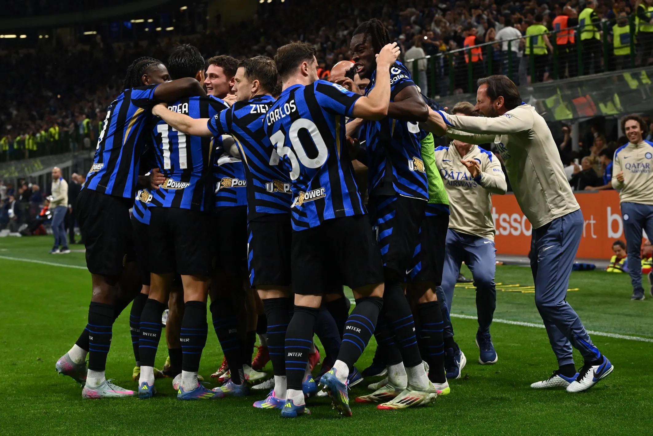 杨瀚森NBA生涯首次首发，被打到面部痛苦倒地，裁判未及时吹停比赛引争议（杨瀚森生涯首次先发遭击中面部痛苦倒地，裁判未及时鸣哨引发争议）